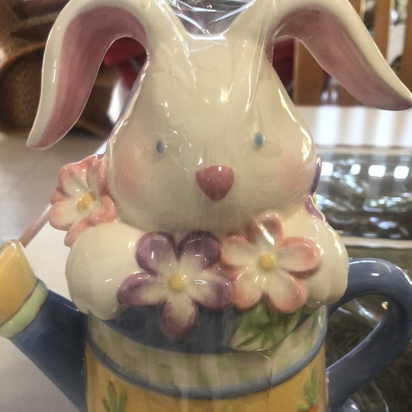 Hippity hop Easter bunny tea 
Pot -so adorable, decorated flowers and carrots!! - Picture 3 of 6